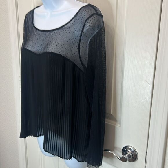 BCBG Generation Top Medium Black Scoop Neck Sheer Pleated Raw Hem Long Sleeve - Picture 3 of 11